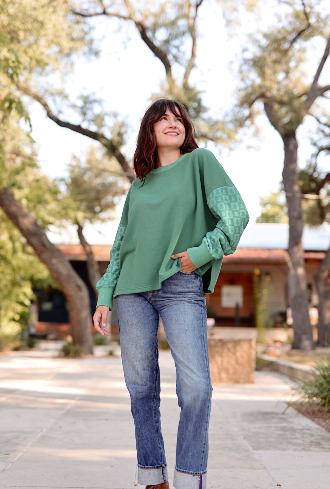 Women's green oversized sweatshirt with patterned sleeves, casual style, perfect for a relaxed look.