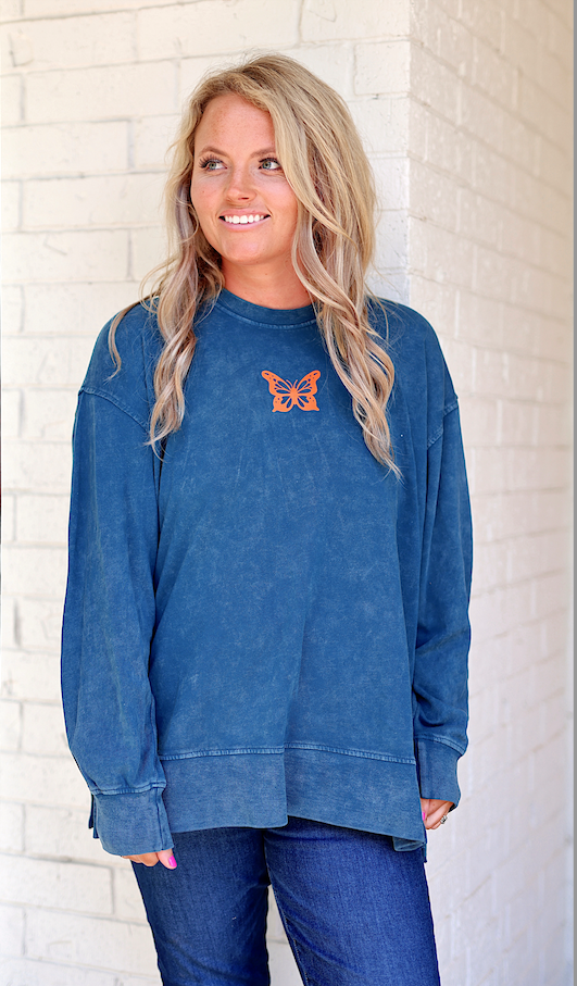 Blue oversized sweatshirt with butterfly embroidery, perfect for casual wear and made from soft cotton.