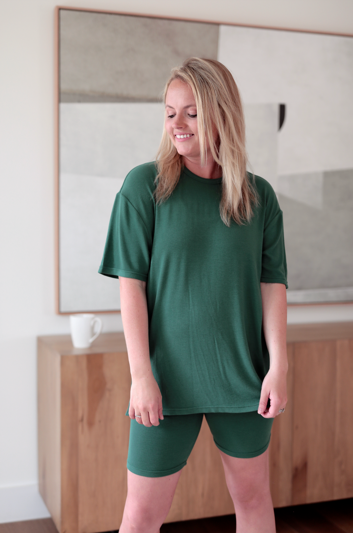 Women's green loungewear set, featuring a loose t-shirt and matching shorts in soft fabric.